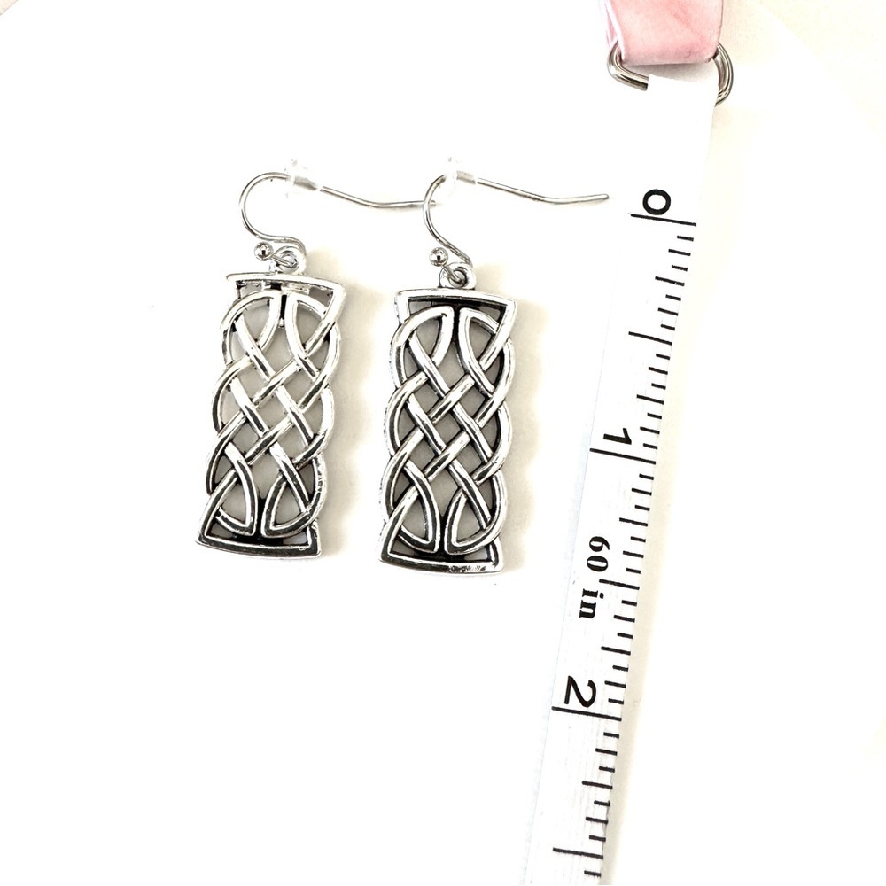 ⭐️ 5 for $25 Vintage Style Silver Tone Hoop Earrings - Picture 3 of 3